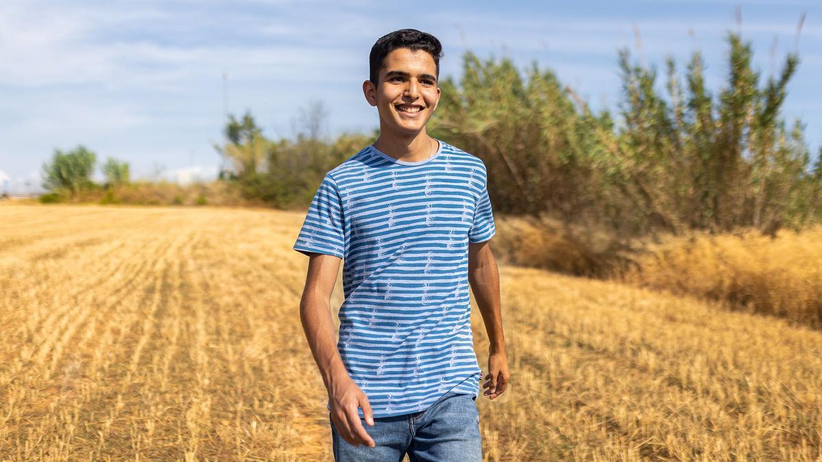 Imad Benhessou, ya de vacaciones, en uno de los campos por donde suele pasear en les Franqueses del Vallès. 