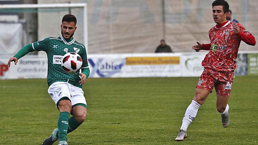 Lucas Puime, durante un partido con el Coruxo. // JOSÉ LORES