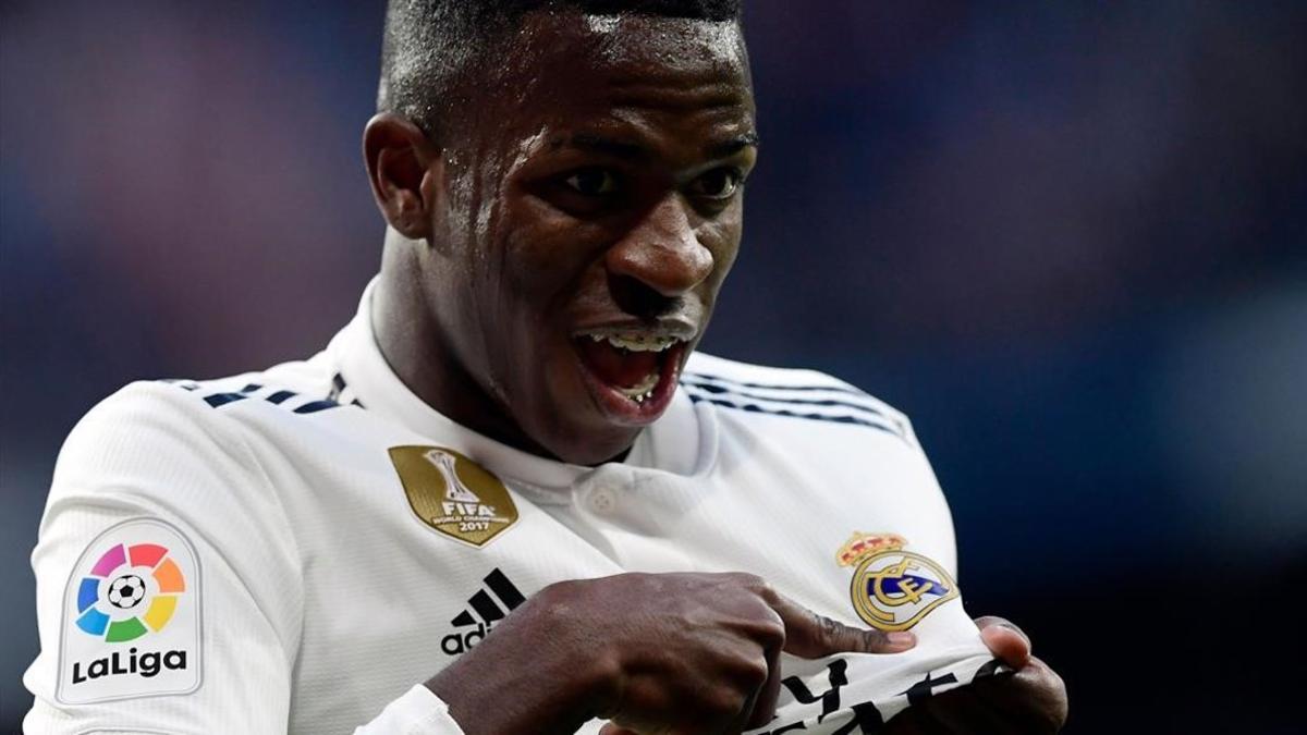 Vinicius celebra el autogol de Kiko Olivas señalando el escudo blanco.