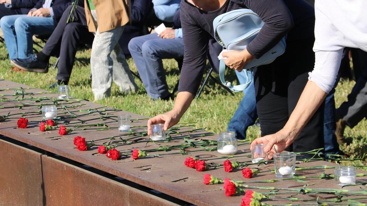 Ofrenda floral en recuerdo de las víctimas de los accidentes de tráfico, en Barcelona.