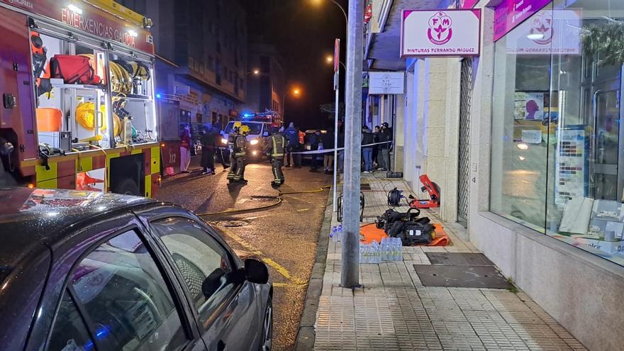 Desalojado medio centenar de vecinos por un incendio en un garaje en Salvaterra