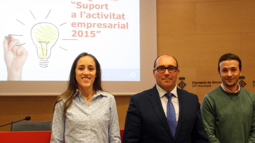 El diputat de Promoció econòmica, Josep Antoni Frias, amb dos dels emprenedors que van obtenir subvenció el 2015.