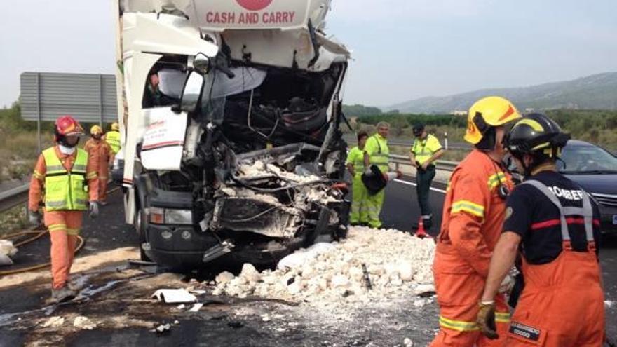 Fallece un camionero en Moixent al chocar contra otro por alcance