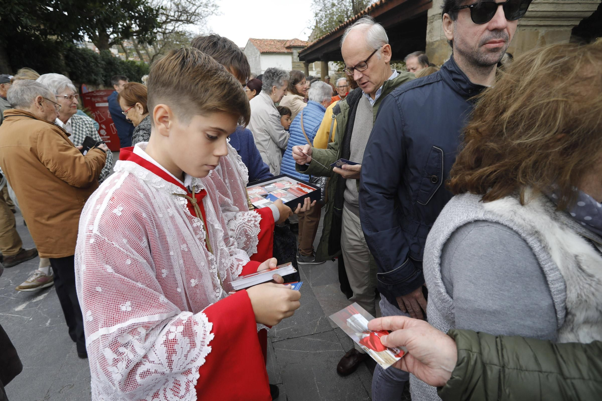 El cardenal Ángel Fernández Artime oficia la primera misa cardenalicia de Gozón en el día de Todos los Santos en la parroquia de Santa María de Luanco