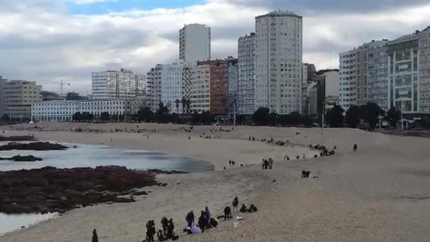 Recogida de residuos en la playa del Orzán promovida por WE Sustainability