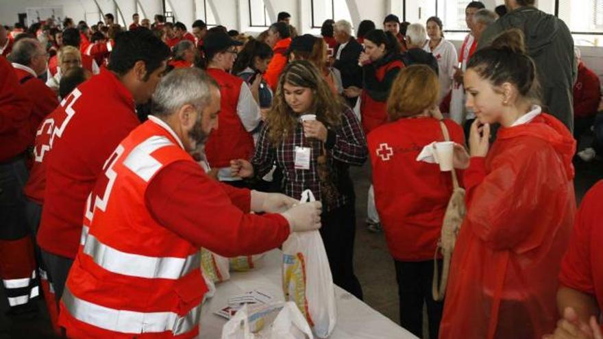 El picnic, bajo techo, en el mercado de abastos de Colunga, tras la jornada lluviosa y playera.