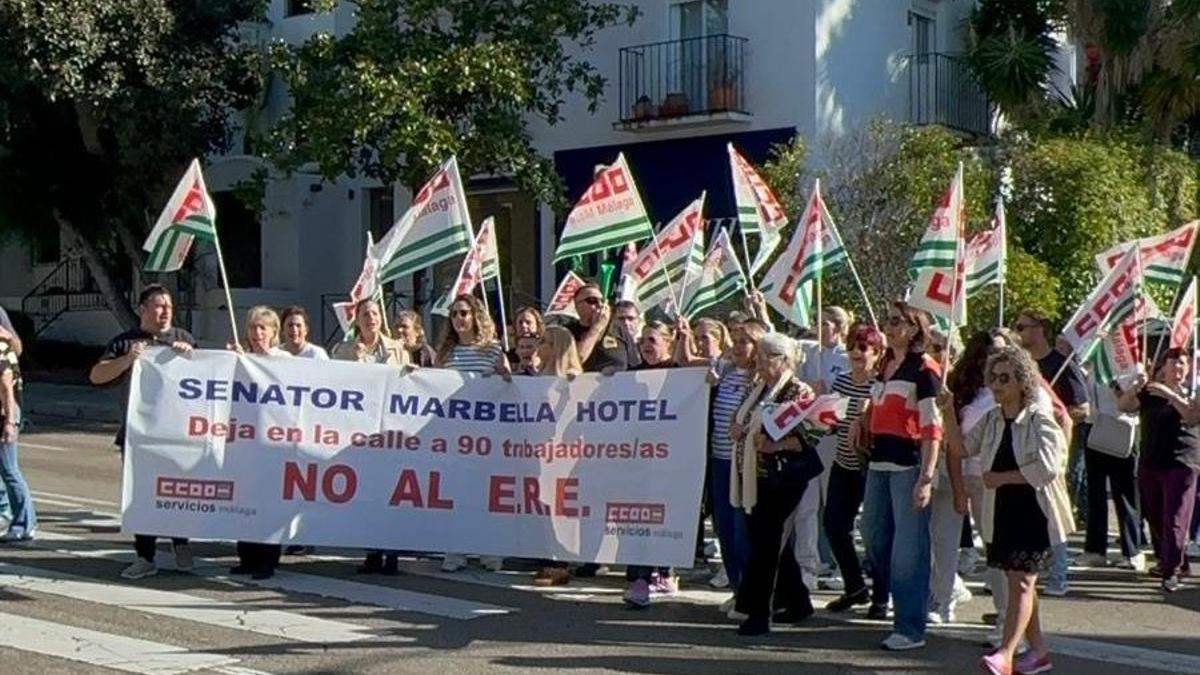 Trabajadores del hotel Senator, en una protesta contra el ERE en un recorrido por el municipio.