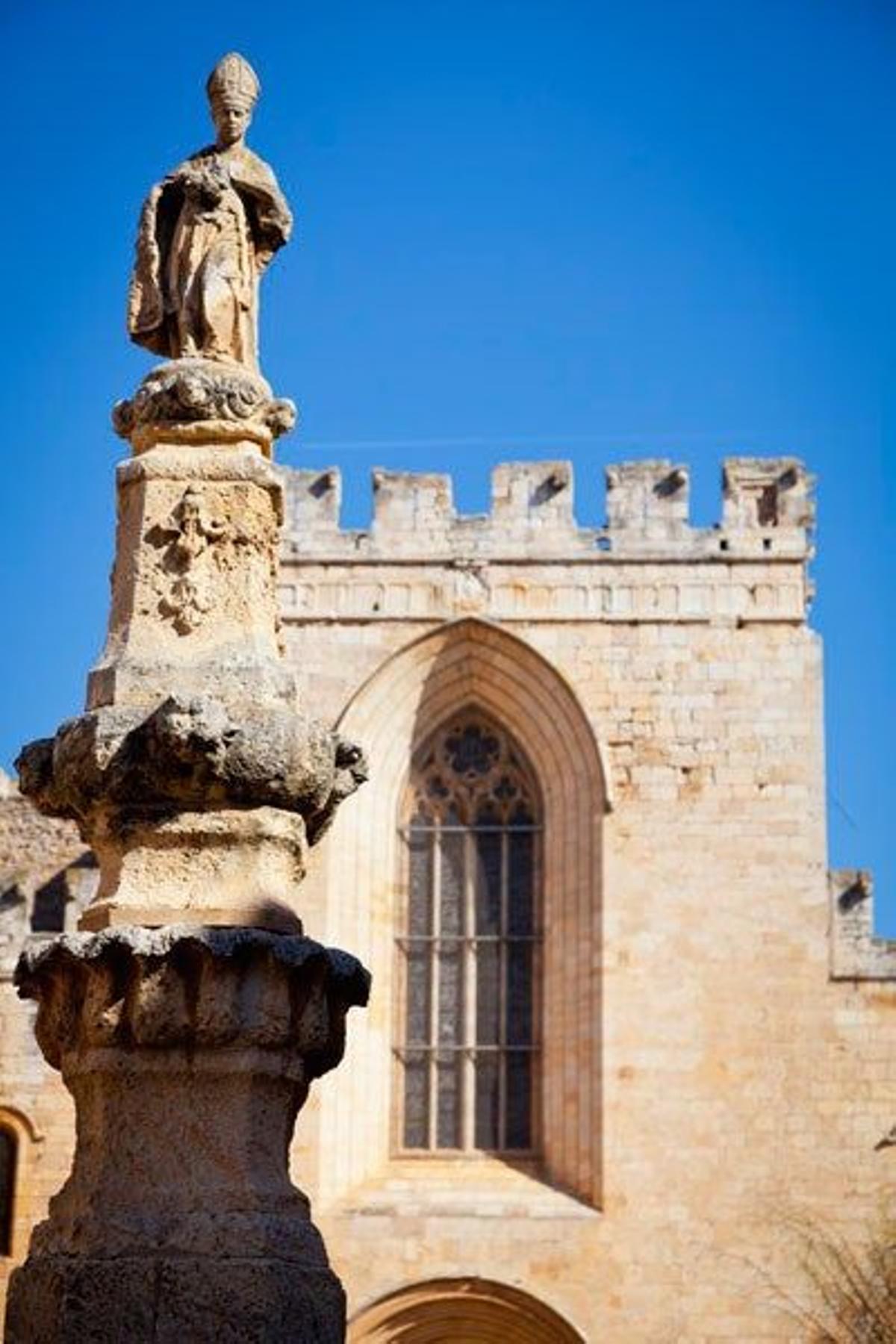 Estatua dedicada a San Bernardo Calbó, antiguo abad del monasterio de Santes Creus.