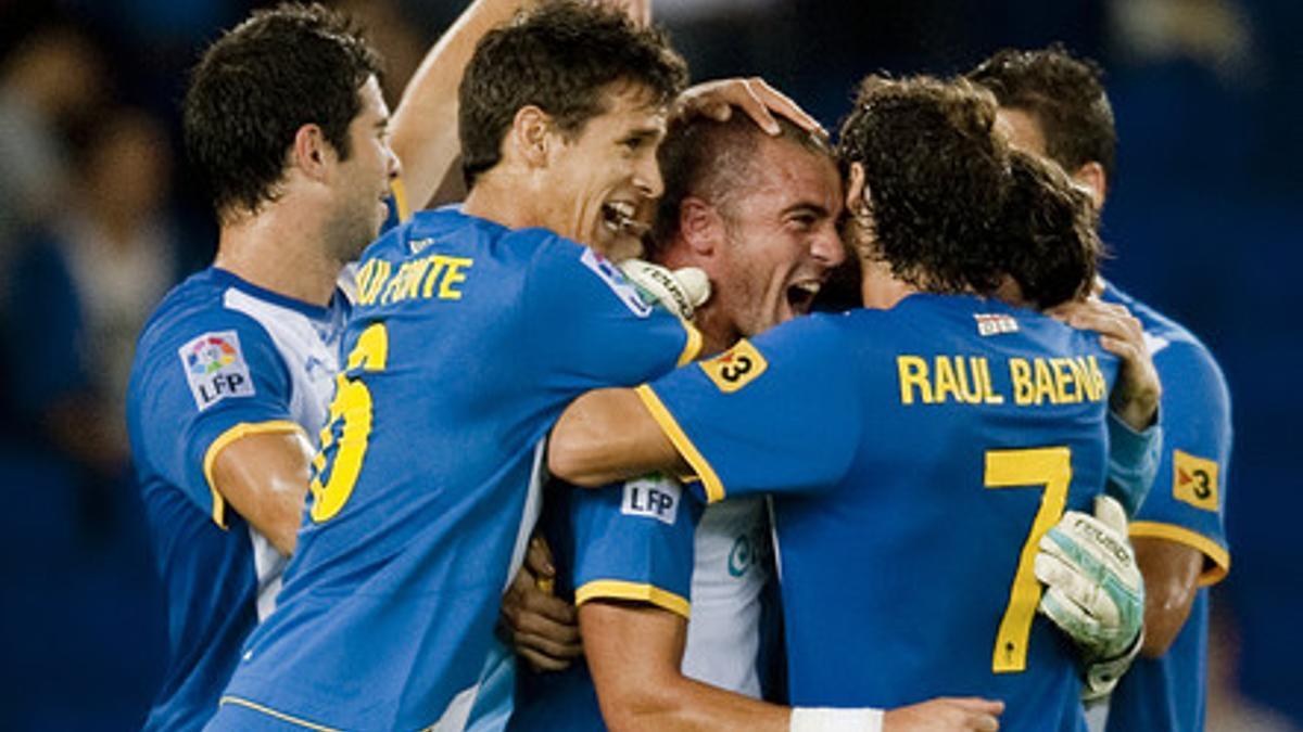 Jugadores del Espanyol celebran el gol de Pandiani. JORDI COTRINA