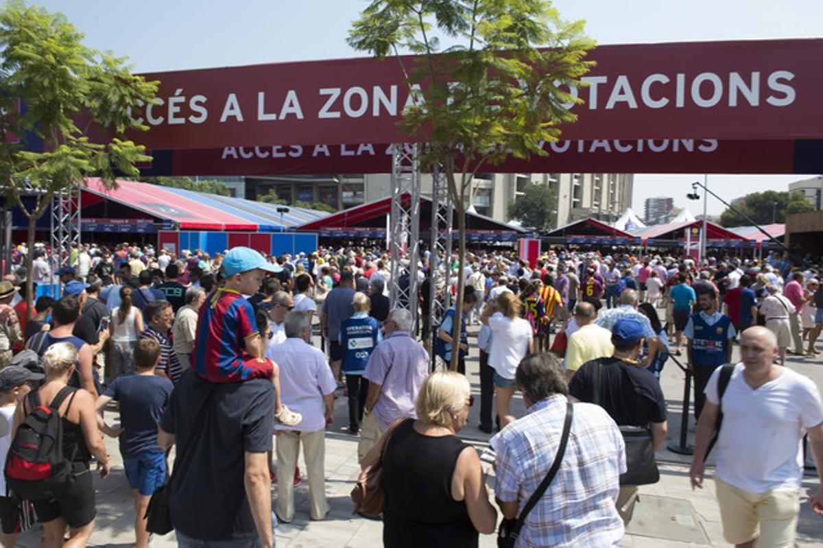 La zona habilitada al Camp Nou per a les eleccions presenta una gran assistència de votants.