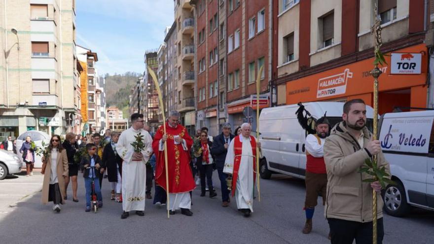 El Convento de Mieres celebra con procesión el domingo de Ramos