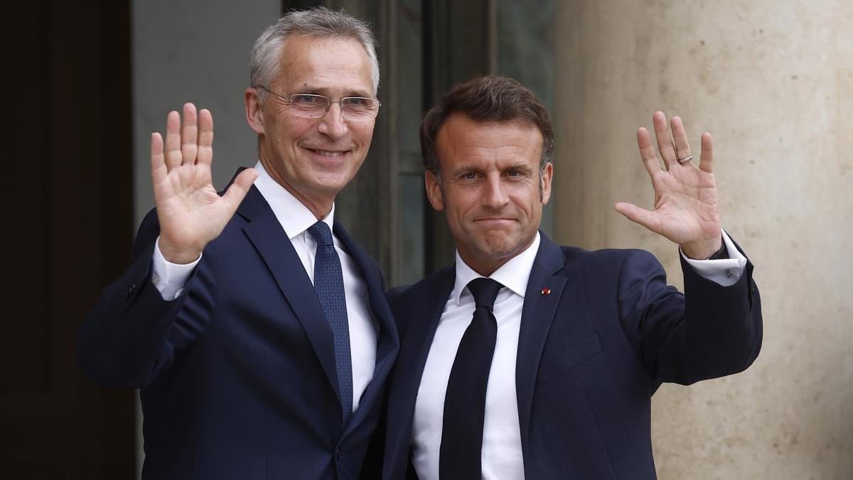 El presidente francés, Emmanuel Macron, recibe al secretario general de la OTAN, Jens Stoltenberg, este miércoles en París.