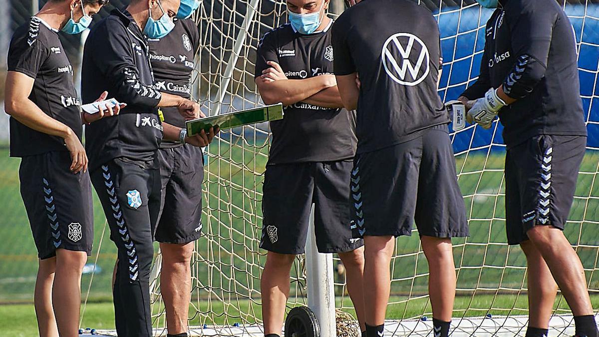 El cuerpo técnico del Tenerife ordena sus ideas antes de un entrenamiento en El Mundialito. | | CDT