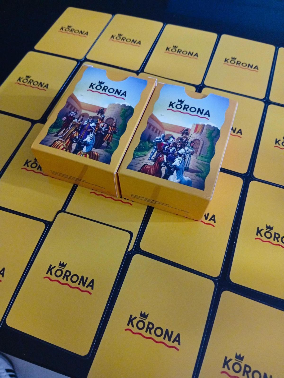 imatge de les dues versions de la caixa del joc Korona (catalana i genèrica)