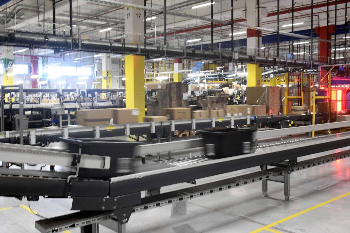 Así es por dentro el centro logístico de Amazon en Murcia