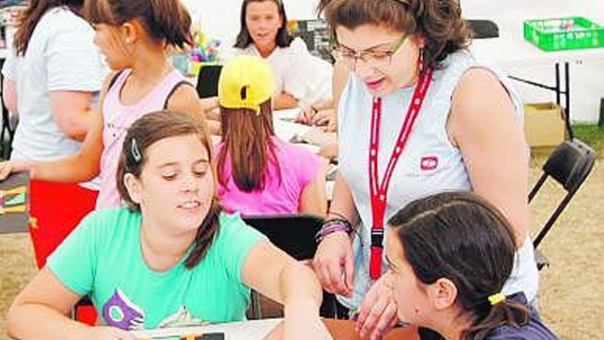 Por la izquierda, los niños trabajando en un collage de un hórreo, el grupo a su llegada al Pueblo de Asturias y la actividad de tiro de cuerda.