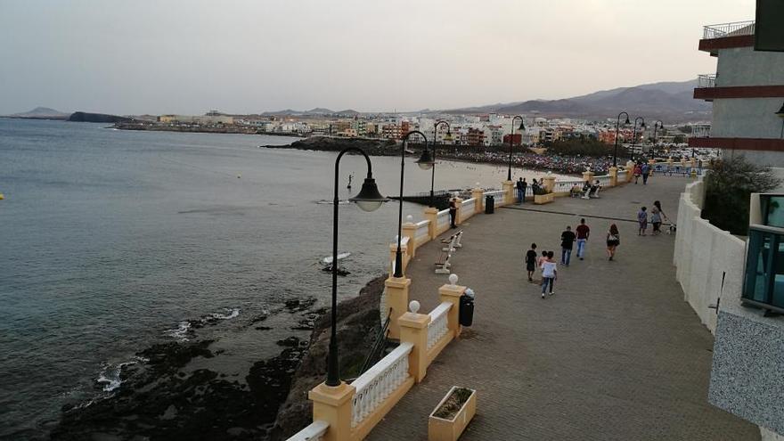 Horas previas a los fuegos artificiales en Melenara (26/08/0217)