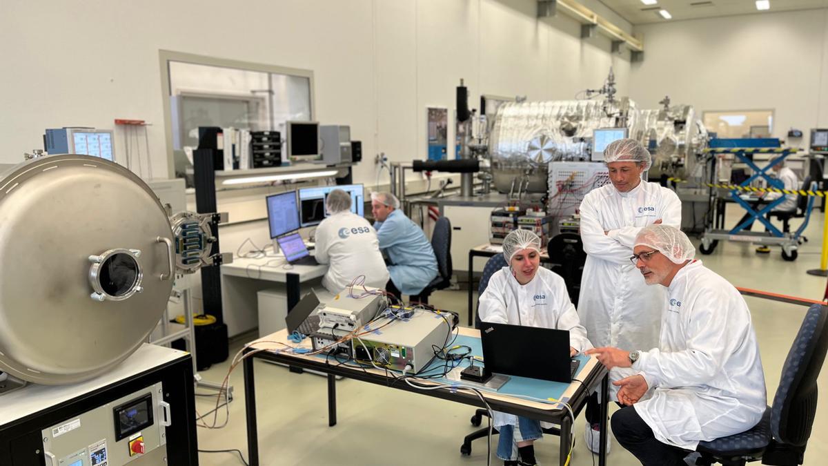 Equipo de Emxys durante la integración de satélite en el Centro Tecnológico de la Agencia Espacial Europea (ESTEC) en Noordwijk (Holanda).