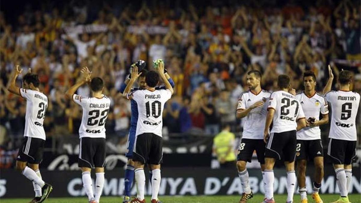 Los jugadores del Valencia saludan a la afición de Mestalla tras un partido