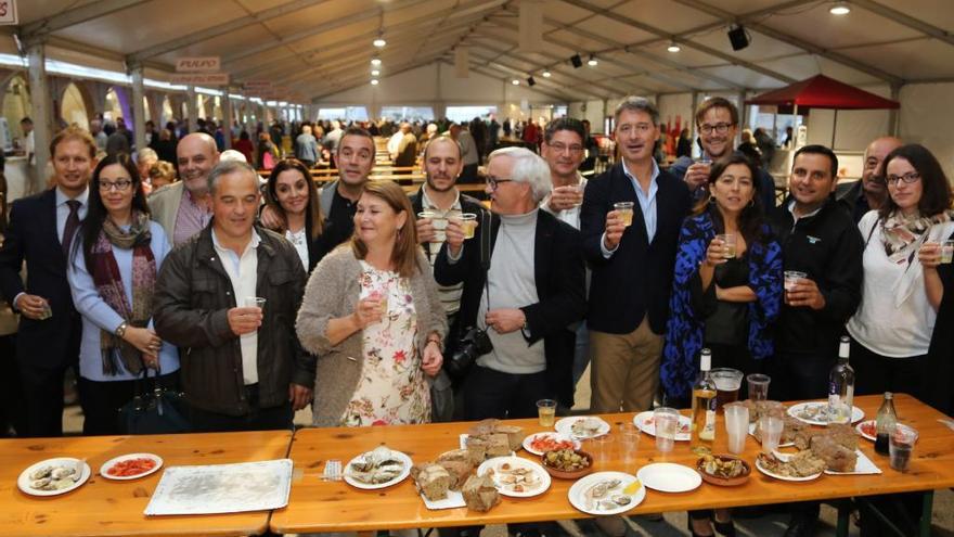 Representantes políticos, sociales y empresariales acudieron a la inauguración de la fiesta y brindaron por su éxito.