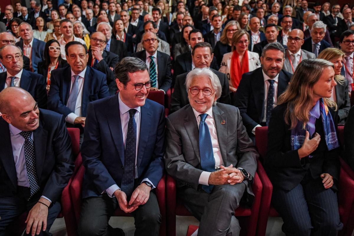 El presidente de Foment del Treball, Josep Sánchez Llibre (2d); el presidente de la CEOE, Antonio Garamendi (2i); la presidenta de CEPYME, Ángela de Miguel (d); y el presidente de ATA, Lorenzo Amor (i), durante la Asamblea General de Foment.