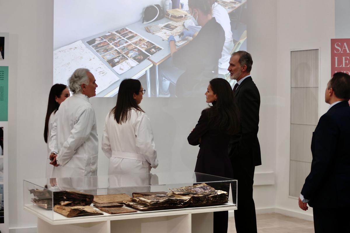Los Reyes visitan el proyecto "Salvem les Fotos" de la UPV