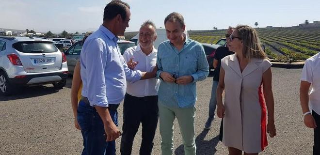 José Luis Rodríguez Zapatero y las 'Kellys', juntos en el acto del PSOE en San Bartolomé