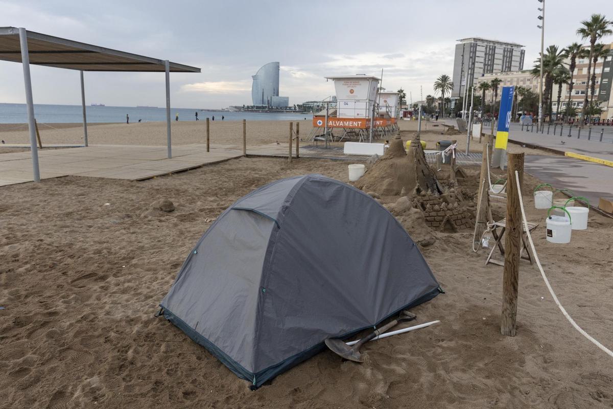 Un grupo de subsaharianos lleva meses acampados en las playas de la Barceloneta.