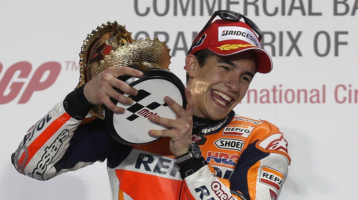 Marc Márquez, a dalt de tot del podi, amb el trofeu del GP de Qatar. Marc Márquez, a dalt de tot del podi, amb el trofeu del GP de Qatar.