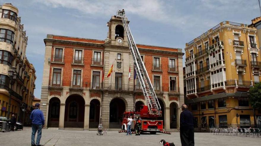 Los bomberos retiran maleza del tejado del Ayuntamiento