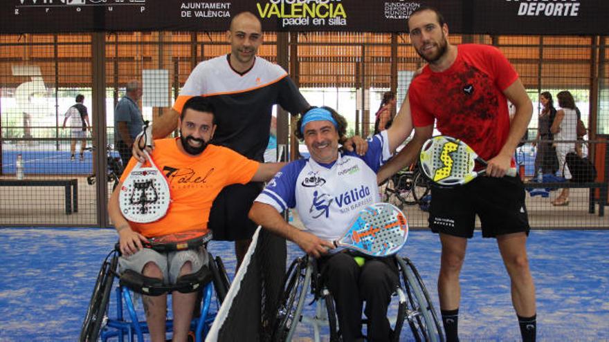 El triatleta Emilio Aguayo y el paralímpico valenciano Luis Peinado junto a la pareja ganadora.