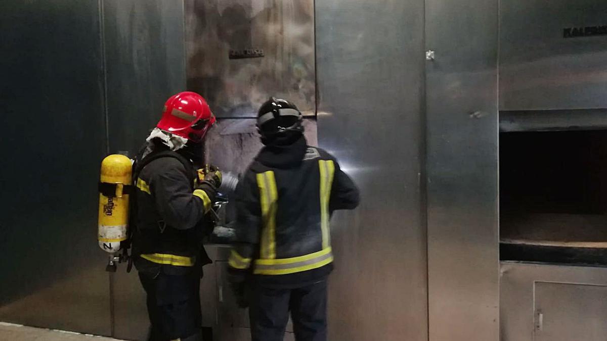 Un incendio en un horno obliga a evacuar un tanatorio en Las Torres