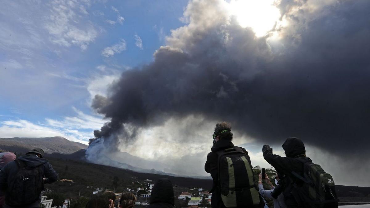 El volcán y su penacho desde el mirador de Tajuya.