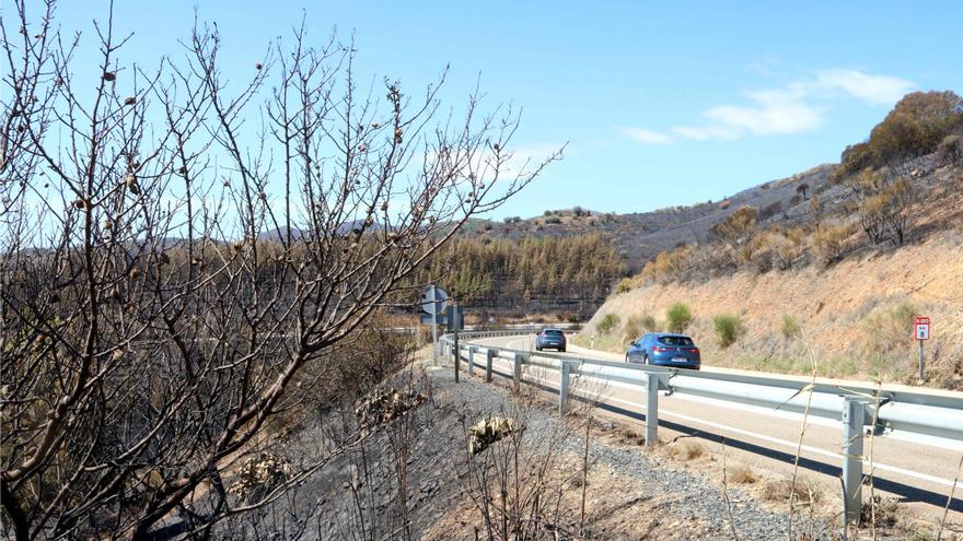 Un camió d&#039;aigua revisarà durant la nit el perímetre de l&#039;incendi de Portbou per evitar revifades