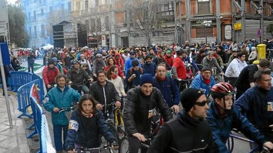 Die Teilnehmer des Events an der Plaça de Cort in Palma