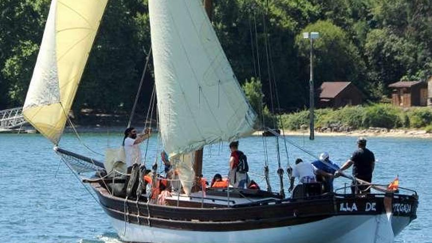 El galeón &quot;Illa de Cortegada&quot; navegando junto a la isla. // I. Abella