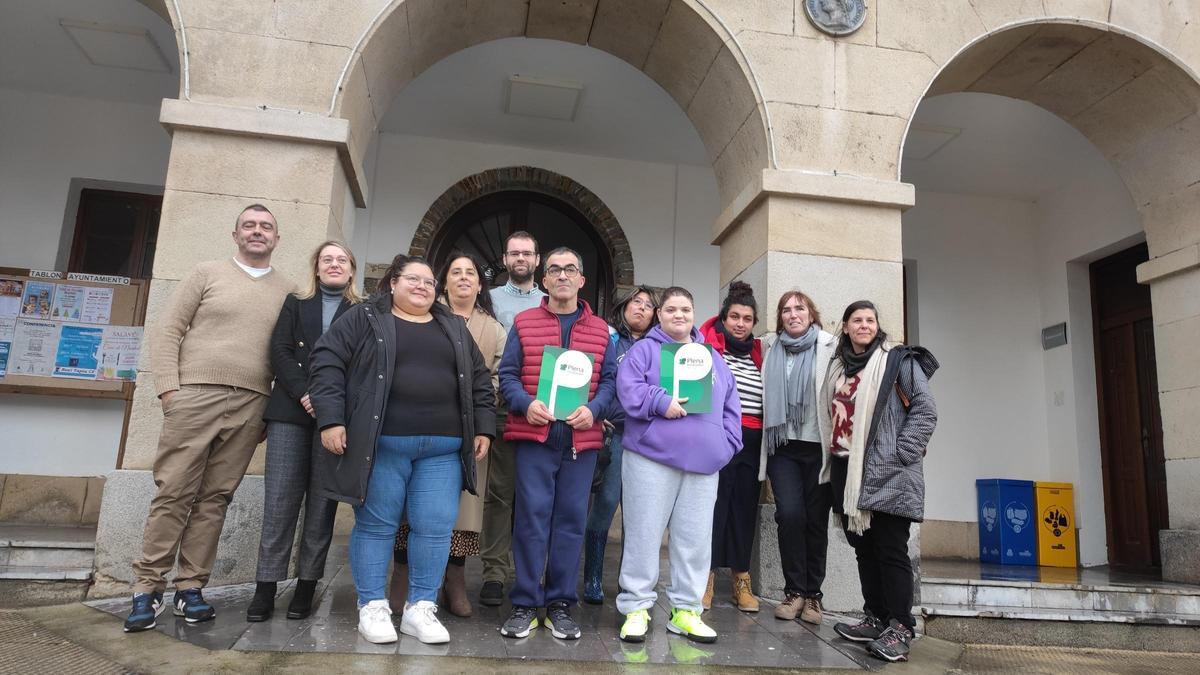 Representantes de Fraternidad y de Edes posan con integrantes del gobierno municipal a las puertas del Ayuntamiento de Tapia.