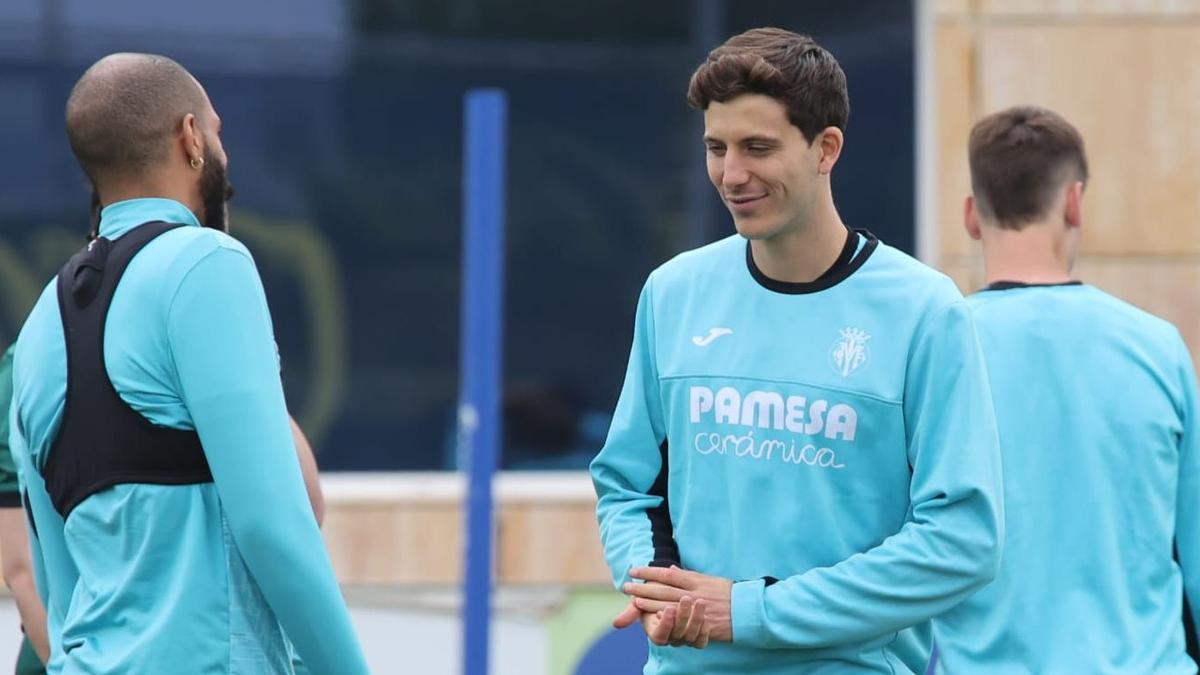 Capoue y Pau Torres, durante un entrenamiento del Villarreal CF.