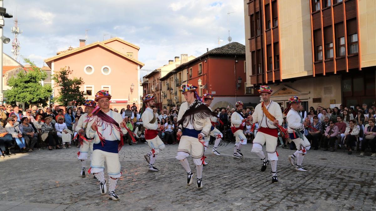 Un grupo de danzantes bailan en el centro de Jaca.