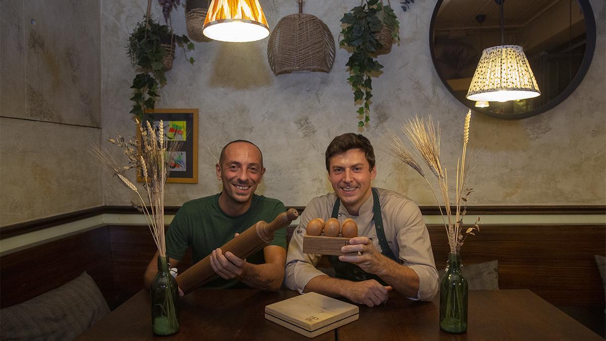 Bruno Degasperi y el cocinero Gabriele Milani, en el comedor de Algrano.