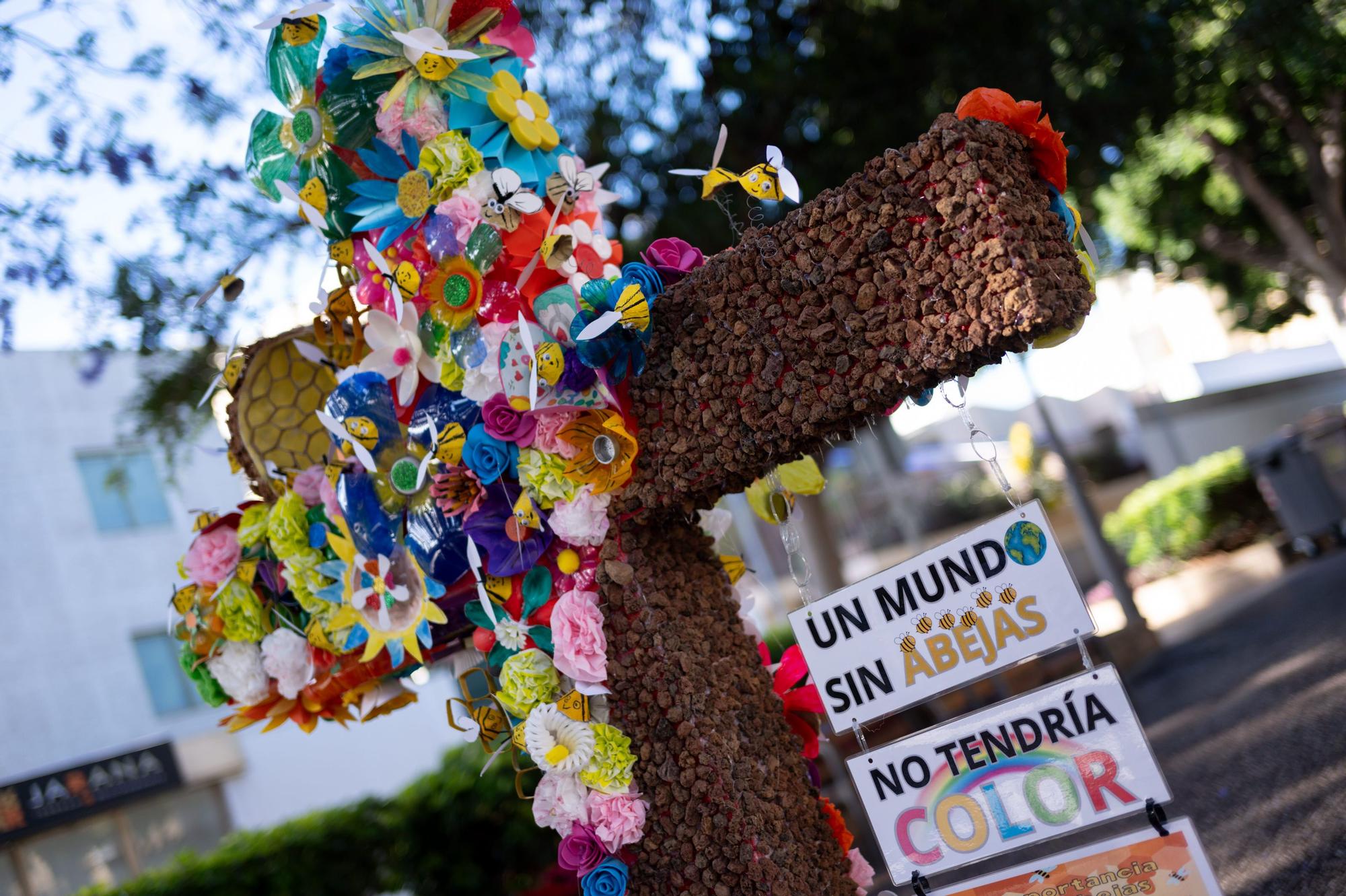 Exhibición de cruces de las doce empresas colaboradoras en las Fiestas de Mayo de Santa Cruz de Tenerife