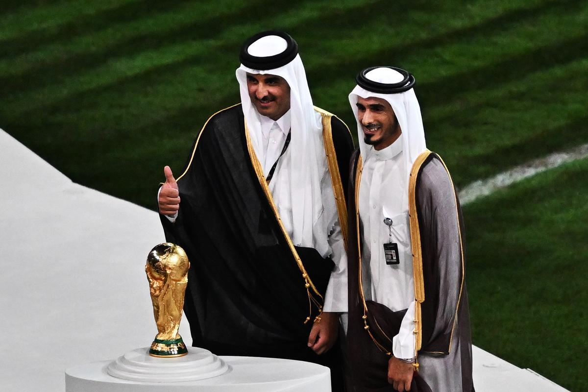 Lusail (Qatar), 18/12/2022.- Sheikh Tamim bin Hamad Al Thani is the Emir of Qatar (L) and his brother Prince Jassim pose with the FIFA World Cup trophy during the awards ceremony after the FIFA World Cup 2022 Final between Argentina and France at Lusail stadium, Lusail, Qatar, 18 December 2022. (Mundial de Fútbol, Francia, Estados Unidos, Catar) EFE/EPA/Noushad Thekkayil