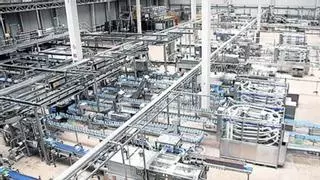Los trabajadores denuncian que Pascual ya desmantela su fábrica de Gurb y se lleva el envasado de leche a Burgos