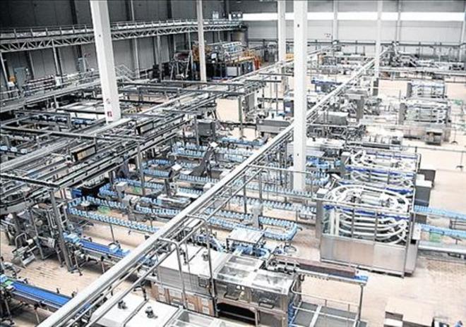 Los trabajadores denuncian que Pascual ya desmantela su fábrica de Gurb y se lleva el envasado de leche a Burgos