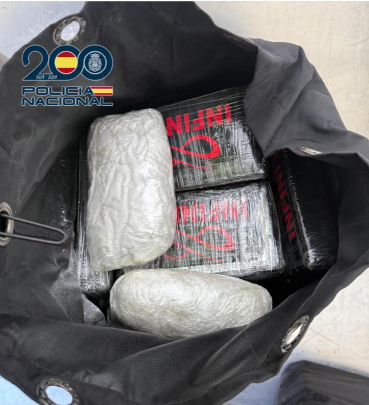 Incautados 110kg de cocaína ocultos en mochilas de deporte en un contenedor aéreo procedente de Colombia.