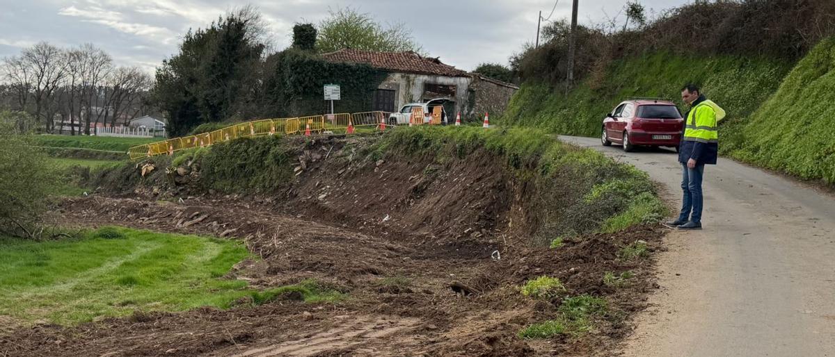 Cuñarro inspecciona los trabajos de construcción de un muro.