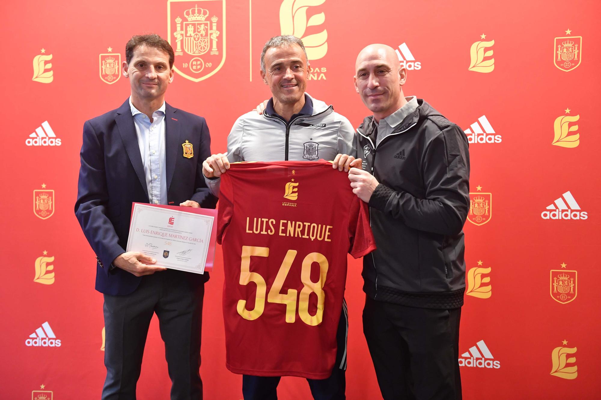 Reencuentro en A Coruña entre antiguos y actuales jugadores de la selección española de fútbol