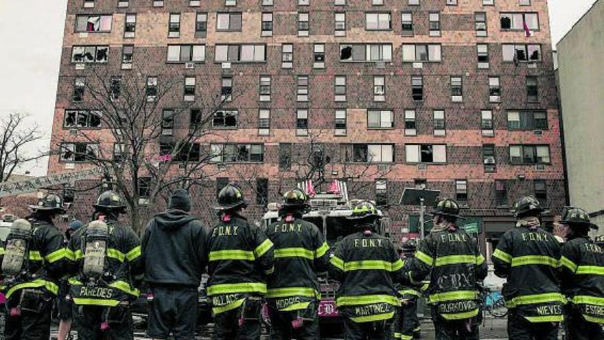 Bomberos de NY, ante el edificio incendiado.   | // SCOTT HEINS / GETTY IMAGES