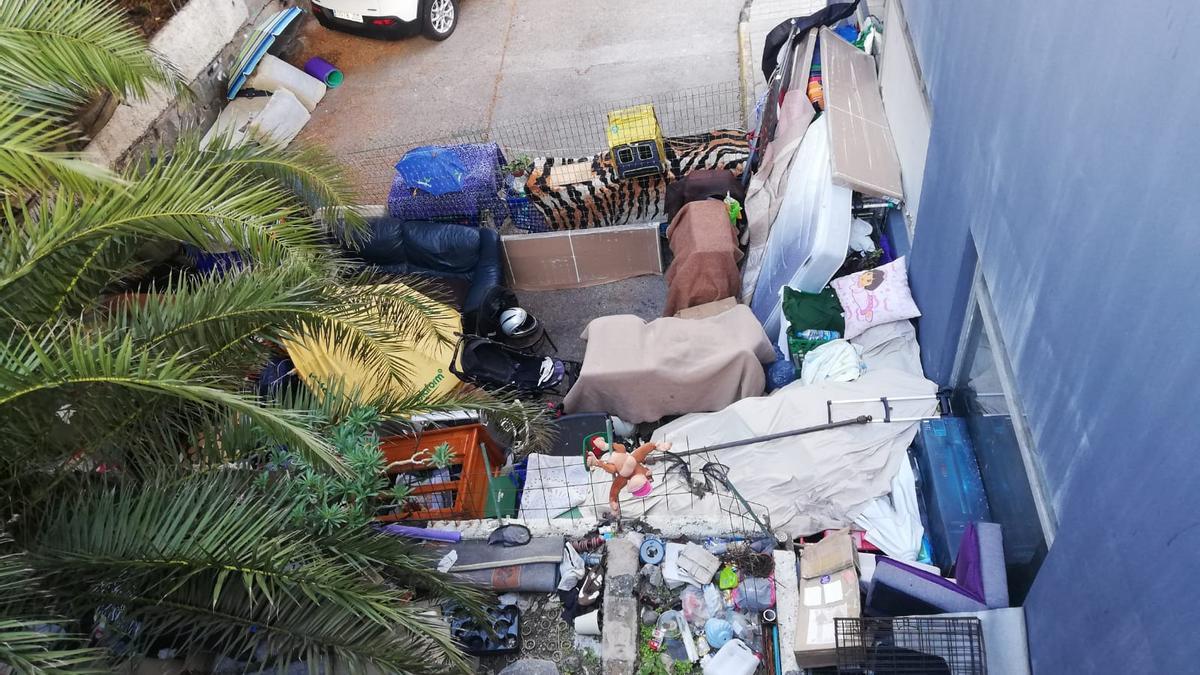 Acumulación de trastos y basura en la zona antes de la intervención municipal.