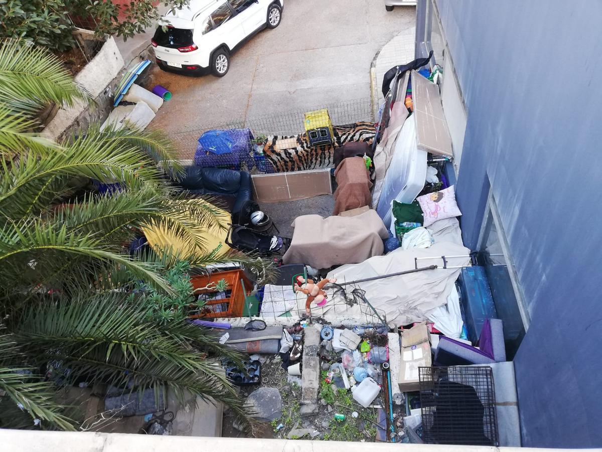Acumulación de trastos y basura en la zona antes de la intervención municipal.